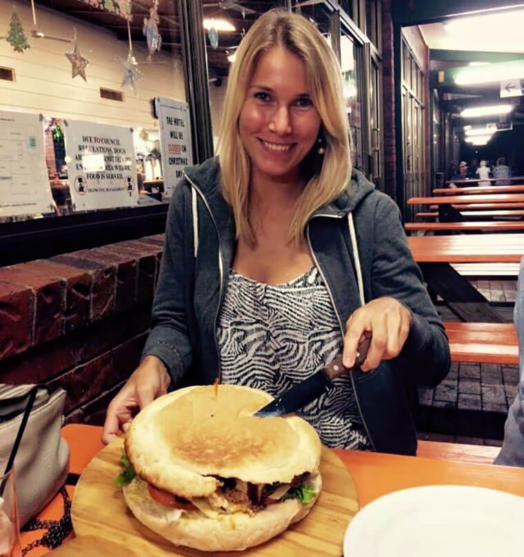 xxl burger at the local restaurant in Hervey Bay with my Australian friends on my australia trip